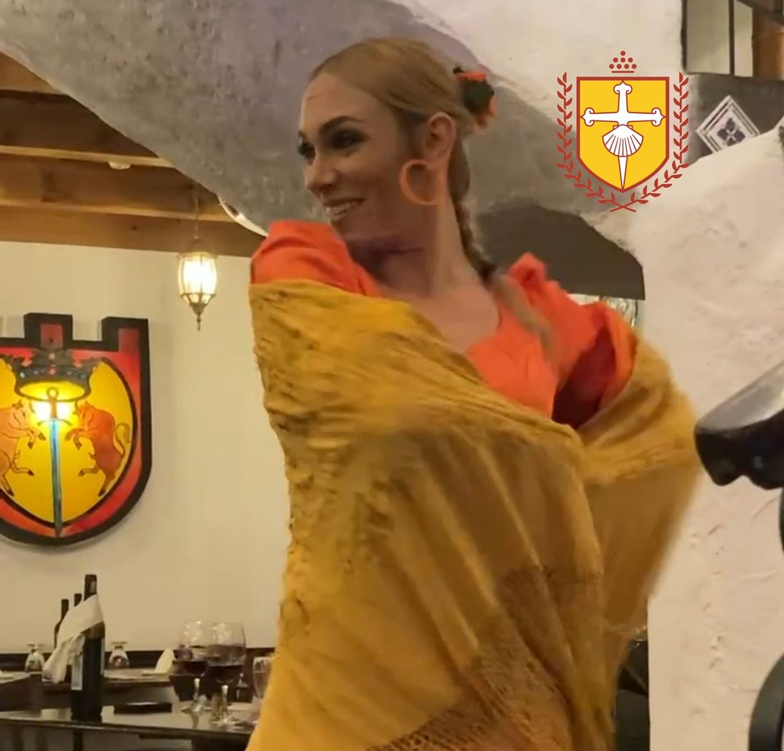 Bailaora de flamenco con mantón amarillo en el salón de Casa Ibérica
